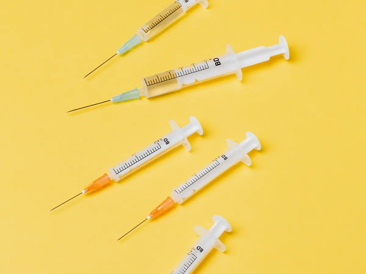Seringas sobre fundo amarelo